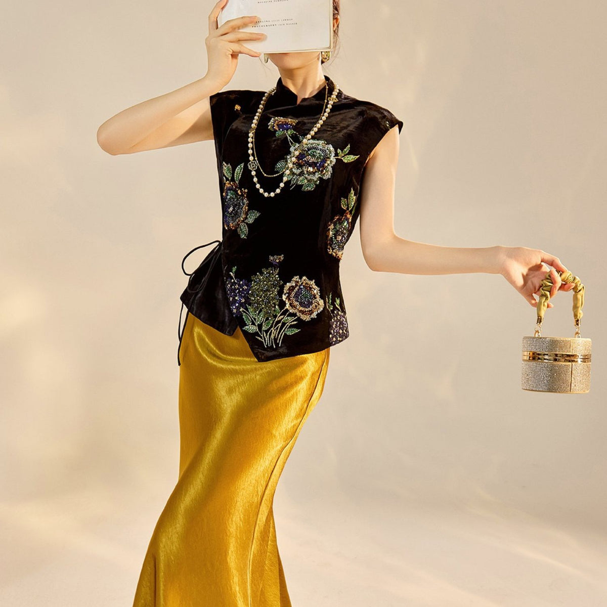 Embroidery Flowers Black Velvet Fitted Vest Cardigan