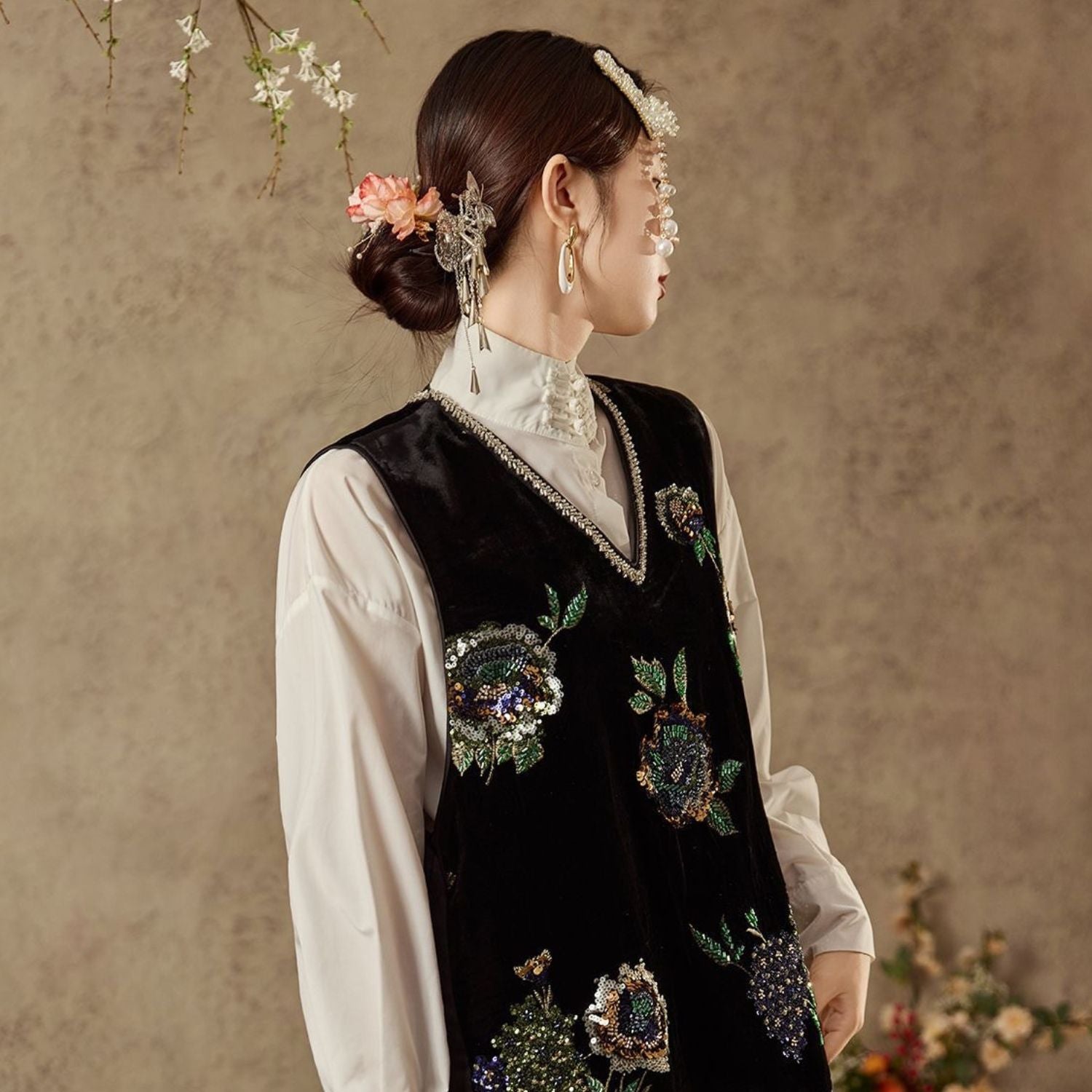 Embroidery Flowers Black Velvet Vest Pullover